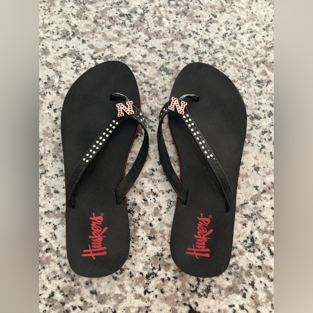 🌽 🏈 🩴Nebraska Cornhusker Flip Flops Size 7 🌽🏈🩴